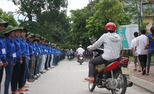 Gửi các bạn trẻ đang làm hàng rào sống giữa trưa hè!